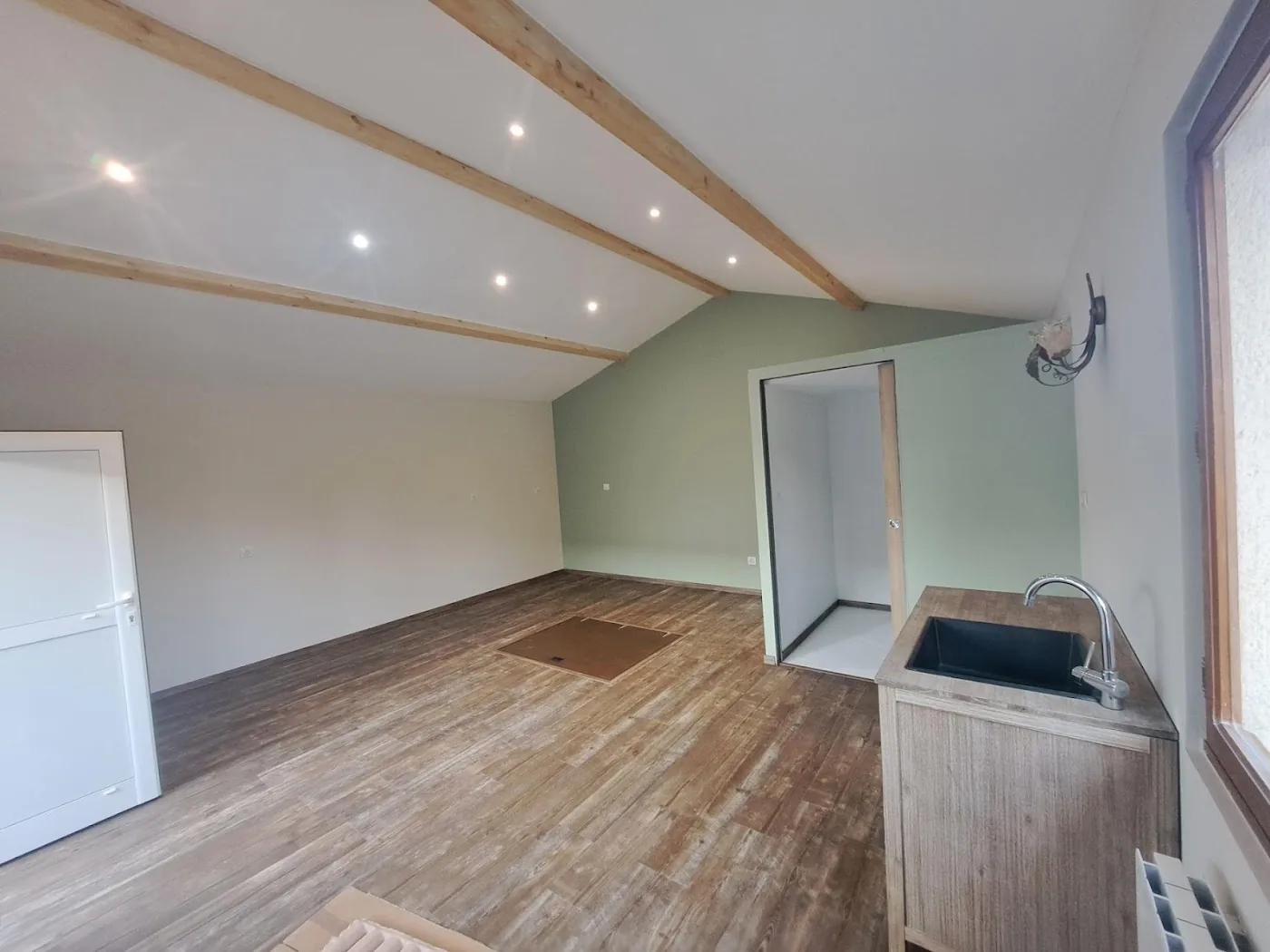 Mur et plafond fraîchement peints dans une pièce rénovée avec soin
