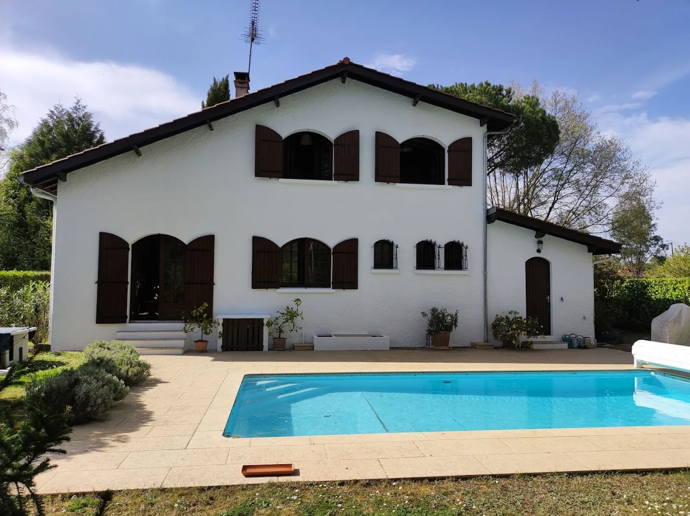 Chantier de peinture en cours avec protection des sols